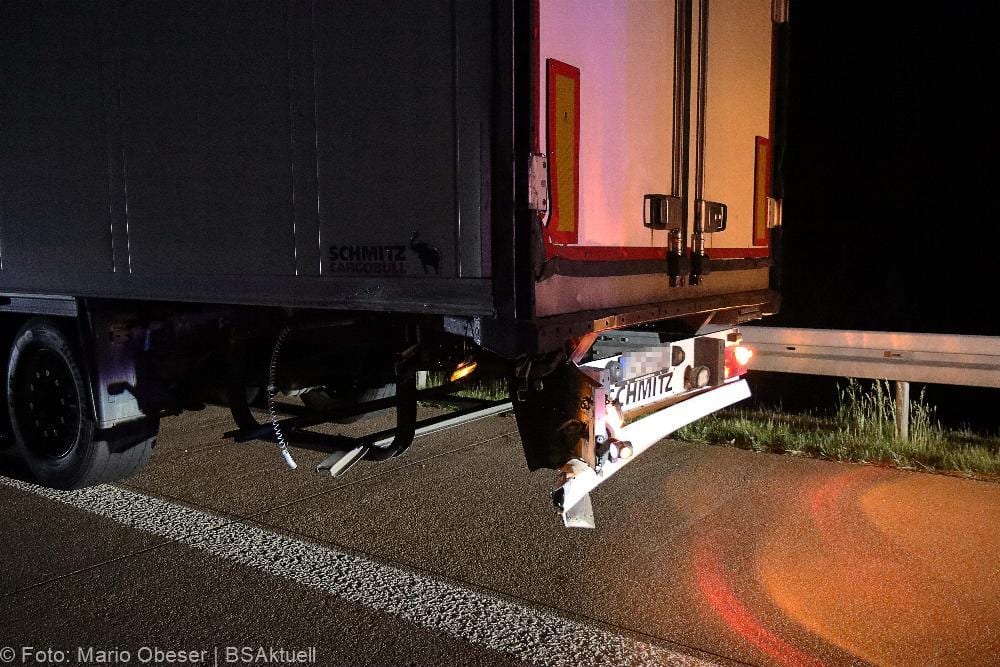 Autofahrer prallt gegen Sicherungsanhaenger A8
