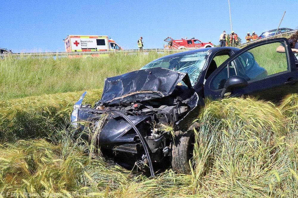 Autofahrerin überschlägt sich bei Unterknöringen