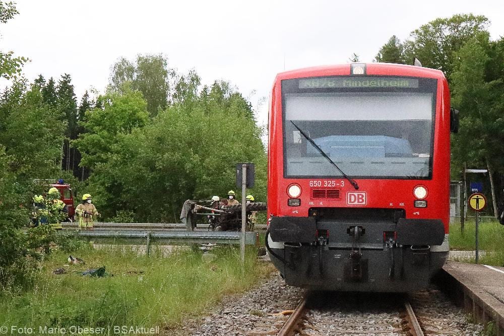 Regionalbahn erfasst Traktor auf Bahnübergang bei Ellzee