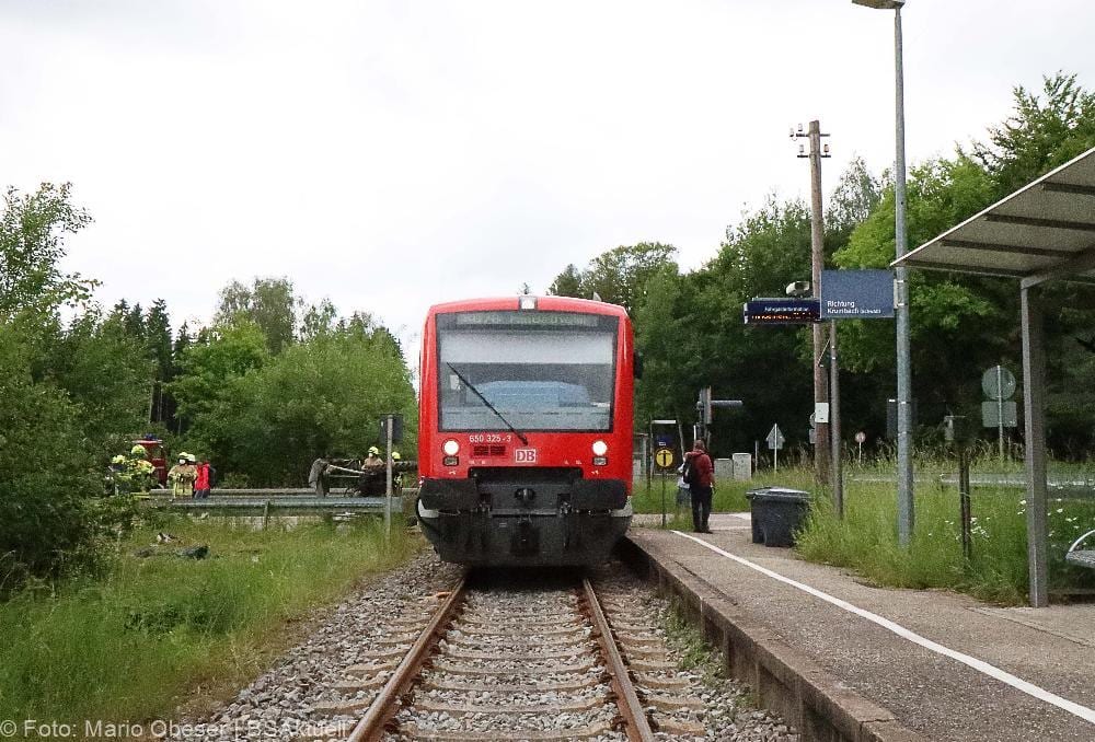 Regionalbahn erfasst Traktor auf Bahnübergang bei Ellzee