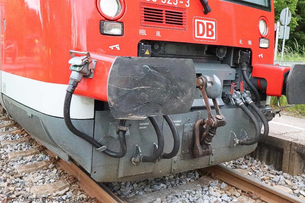 Regionalbahn erfasst Traktor auf Bahnübergang bei Ellzee