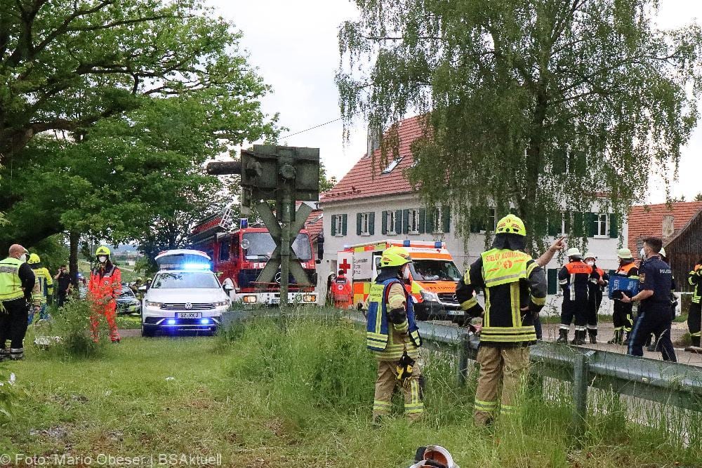 Regionalbahn erfasst Traktor auf Bahnübergang bei Ellzee