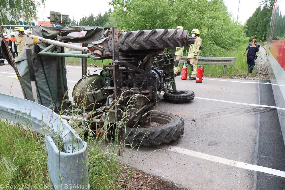 Regionalbahn erfasst Traktor auf Bahnübergang bei Ellzee