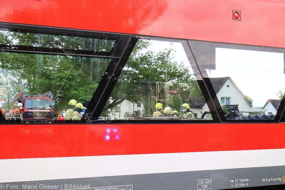 Regionalbahn erfasst Traktor auf Bahnübergang bei Ellzee