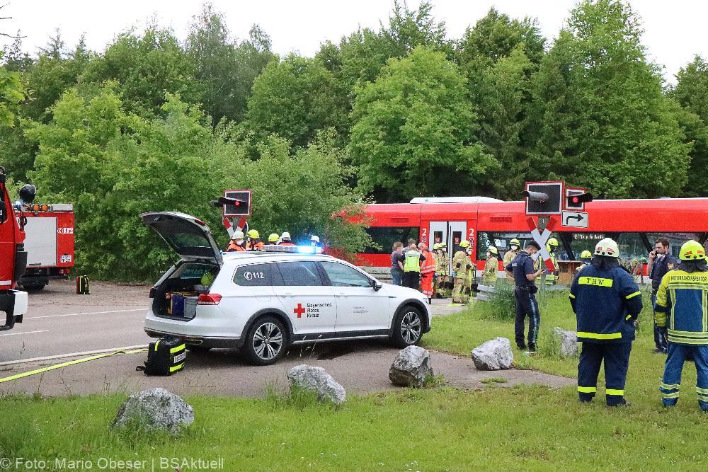 Regionalbahn erfasst Traktor auf Bahnübergang bei Ellzee