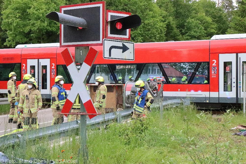 Regionalbahn erfasst Traktor auf Bahnübergang bei Ellzee