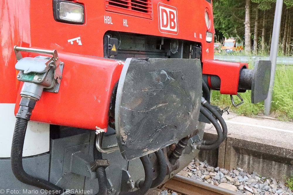 Regionalbahn erfasst Traktor auf Bahnübergang bei Ellzee