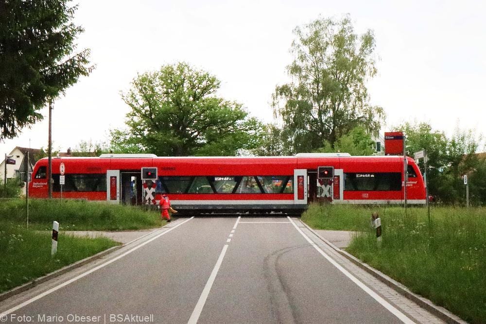 Regionalbahn erfasst Traktor auf Bahnübergang bei Ellzee
