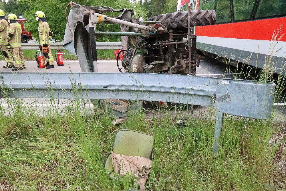 Regionalbahn erfasst Traktor auf Bahnübergang bei Ellzee
