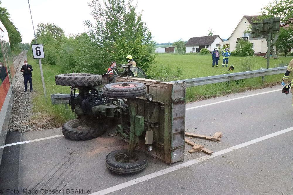 Regionalbahn erfasst Traktor auf Bahnübergang bei Ellzee