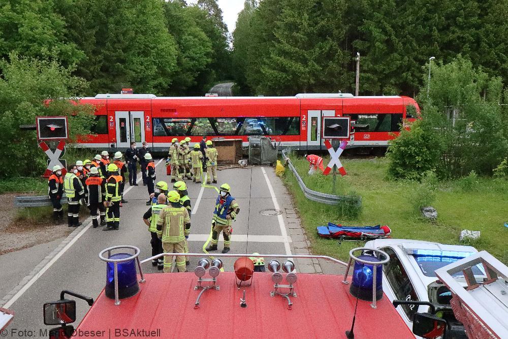 Regionalbahn erfasst Traktor auf Bahnübergang bei Ellzee