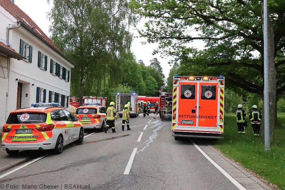 Regionalbahn erfasst Traktor auf Bahnübergang bei Ellzee