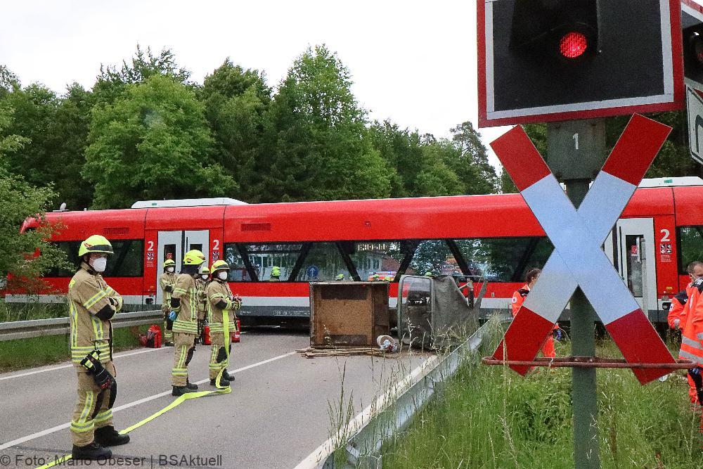Regionalbahn erfasst Traktor auf Bahnübergang bei Ellzee