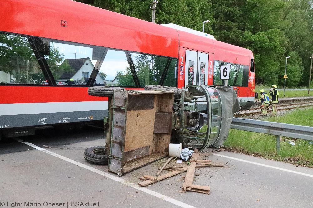 Regionalbahn erfasst Traktor auf Bahnübergang bei Ellzee