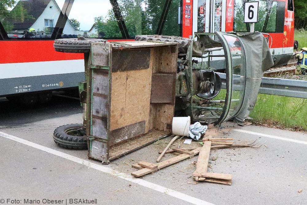 Regionalbahn erfasst Traktor auf Bahnübergang bei Ellzee