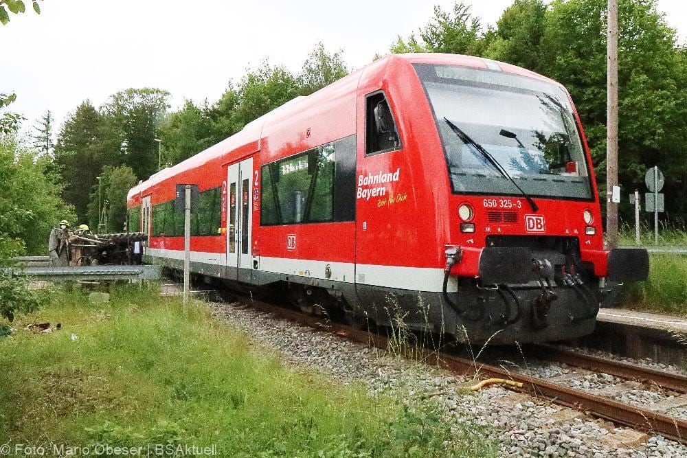 Regionalbahn erfasst Traktor auf Bahnübergang bei Ellzee