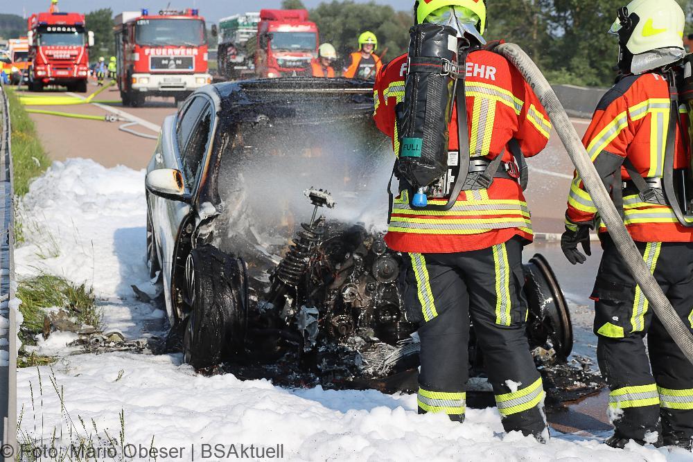 Jaguar brennt auf der A8 bei Burgau