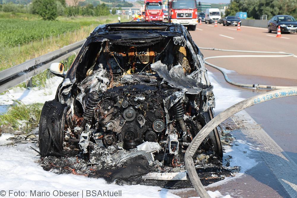 Jaguar brennt auf der A8 bei Burgau