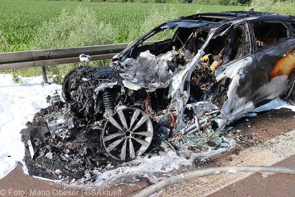 Jaguar brennt auf der A8 bei Burgau