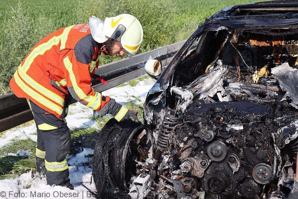 Jaguar brennt auf der A8 bei Burgau