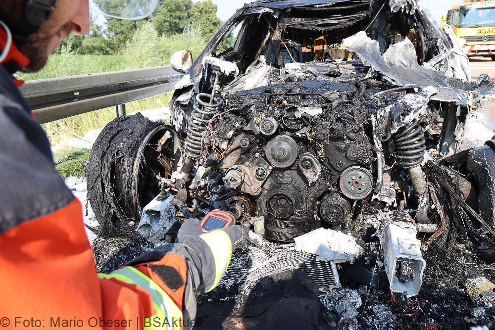 Jaguar brennt auf der A8 bei Burgau