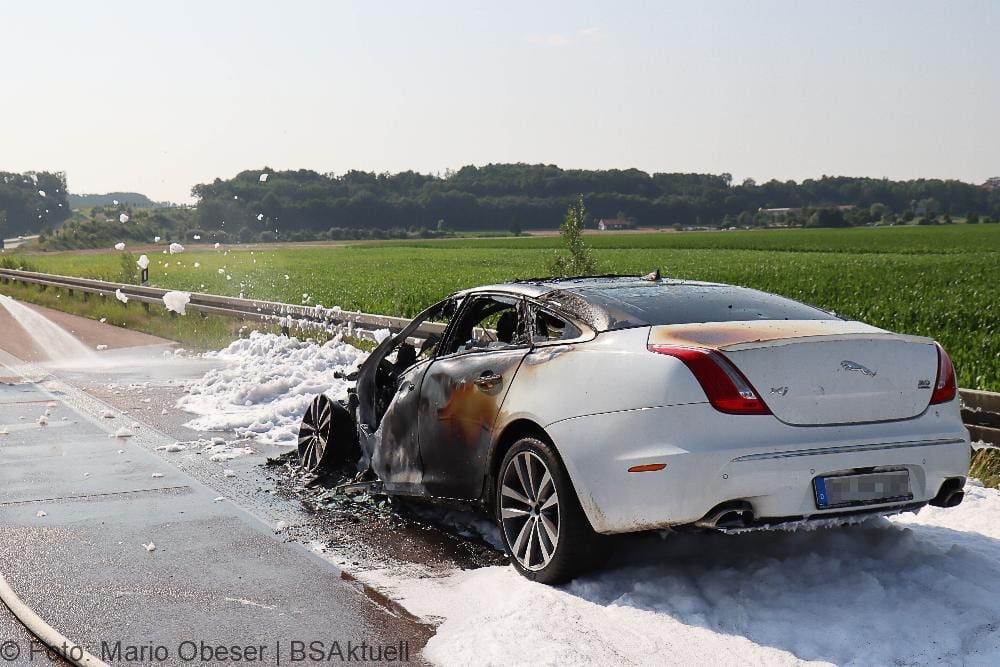 Jaguar brennt auf der A8 bei Burgau