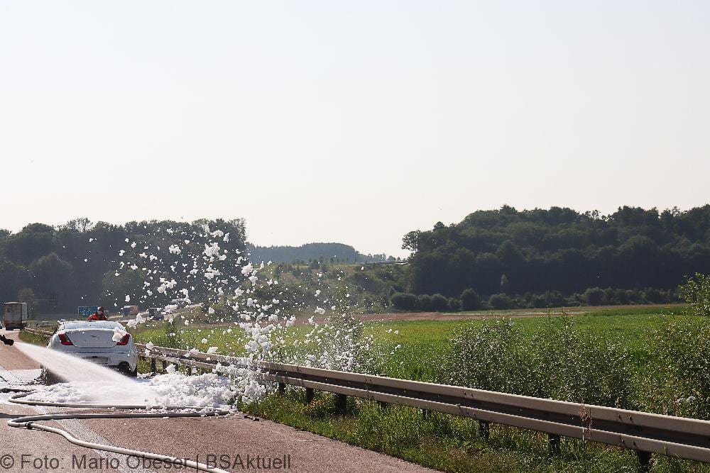 Jaguar brennt auf der A8 bei Burgau