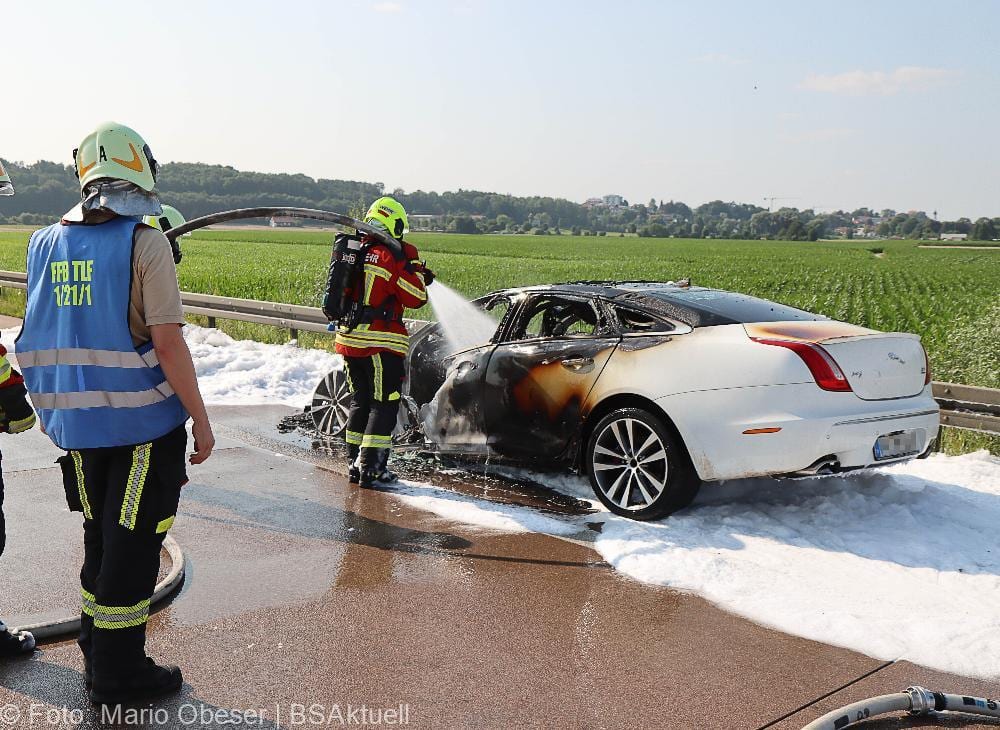 Jaguar brennt auf der A8 bei Burgau