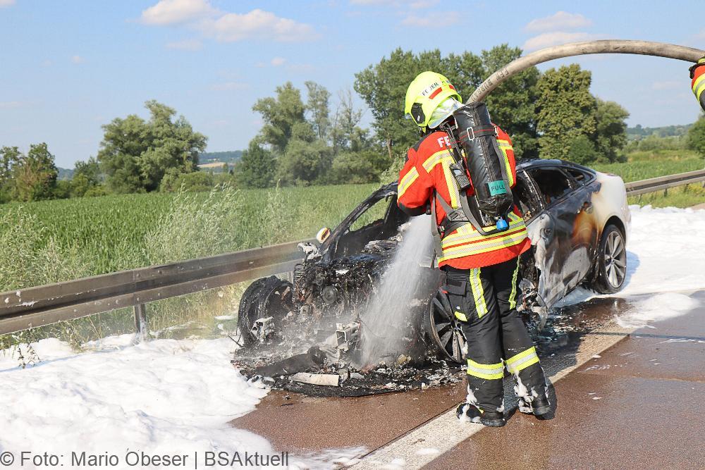 Jaguar brennt auf der A8 bei Burgau