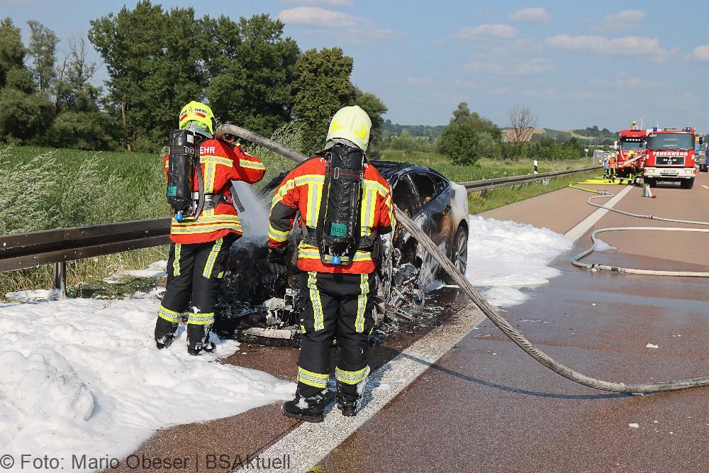 Jaguar brennt auf der A8 bei Burgau