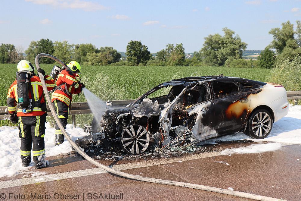 Jaguar brennt auf der A8 bei Burgau