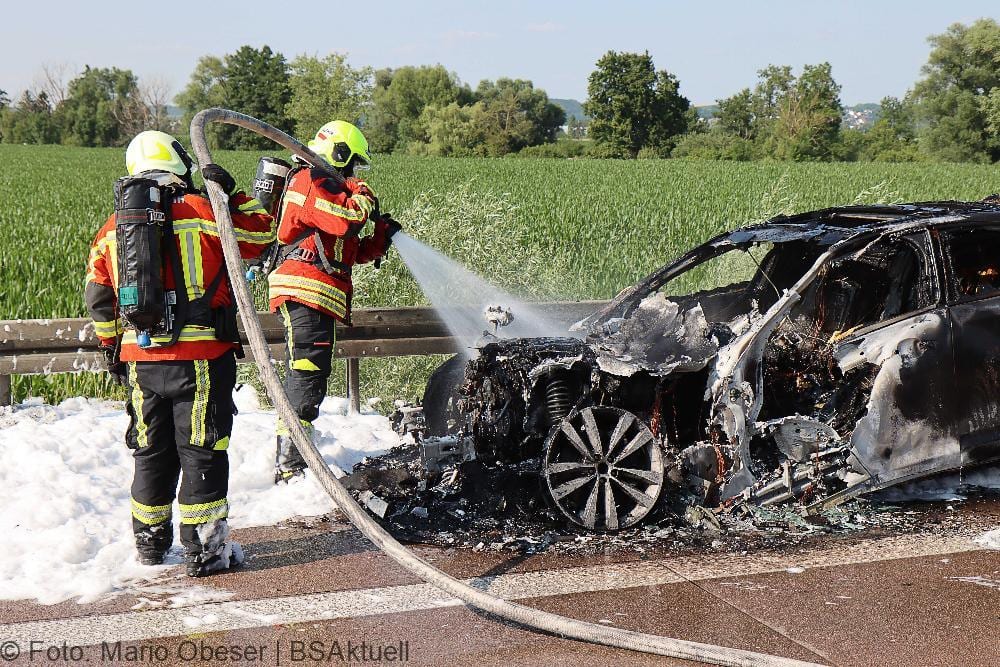 Jaguar brennt auf der A8 bei Burgau