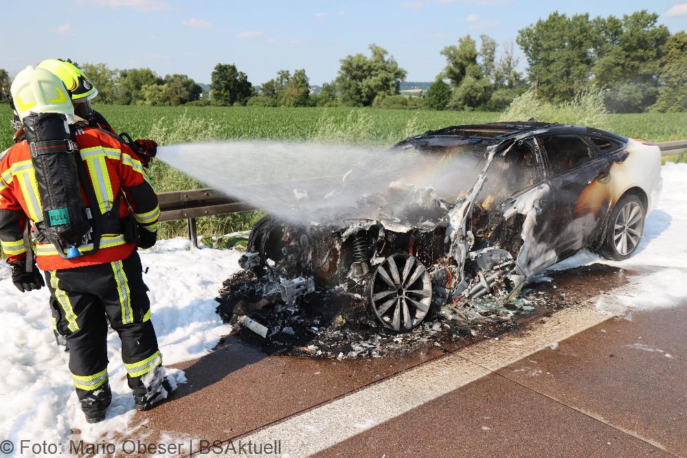 Jaguar brennt auf der A8 bei Burgau