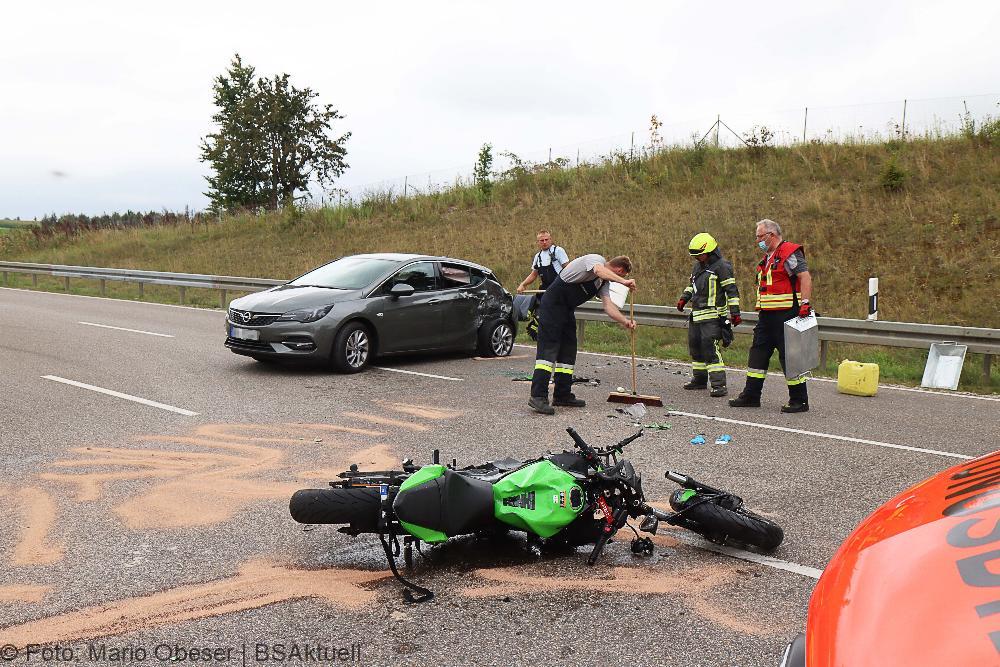 Unfall Motorrad und Pkw bei Burtenbach