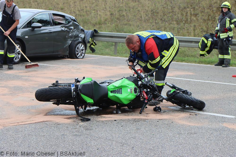 Unfall Motorrad und Pkw bei Burtenbach