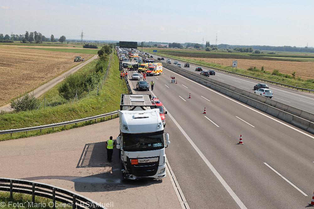 Unfall A8 nahe Kreuz Elchingen 21.08.2021