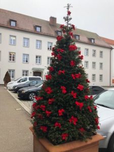 Rote Filzschleifen