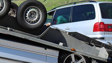 Pkw-Anhänger-Gespann kippt um