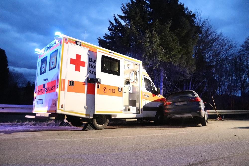Unfall Rettungswagen Pkw Allgäu 04012022