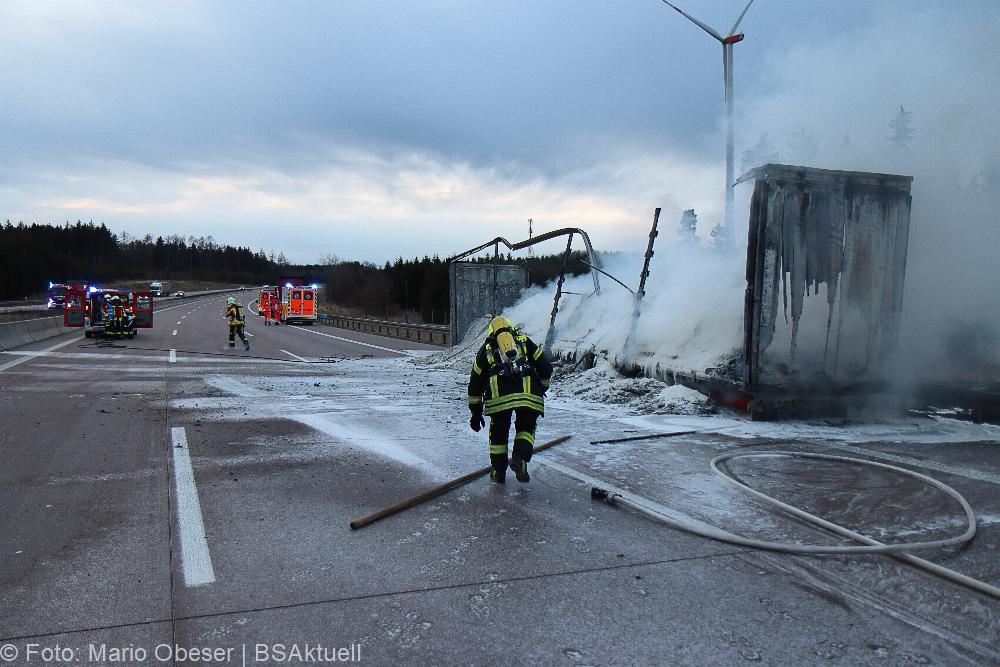 A8 Brand Sattelauflieger am 14.02.2022