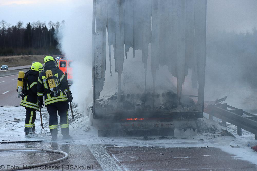A8 Brand Sattelauflieger am 14.02.2022
