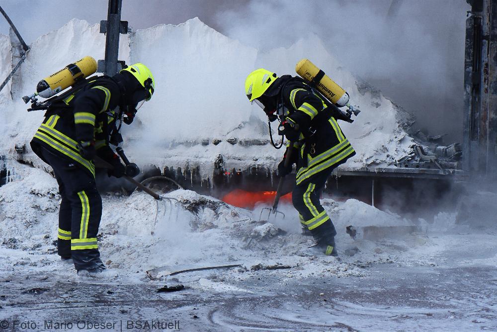 A8 Brand Sattelauflieger am 14.02.2022