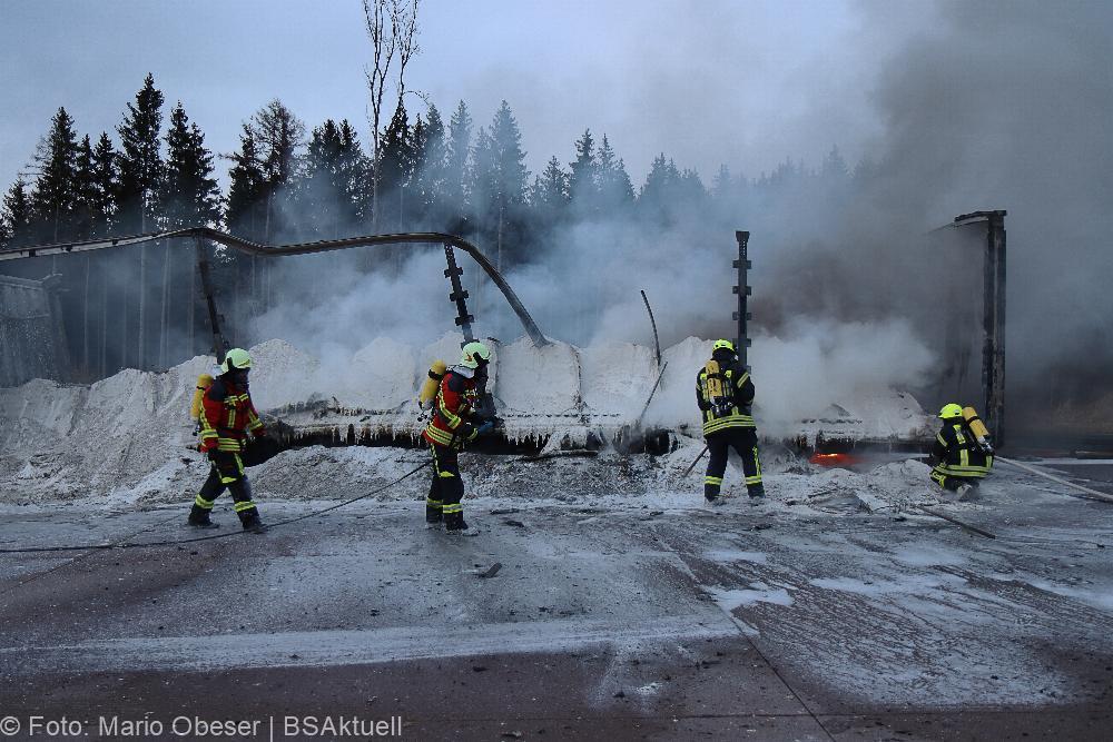 A8 Brand Sattelauflieger am 14.02.2022