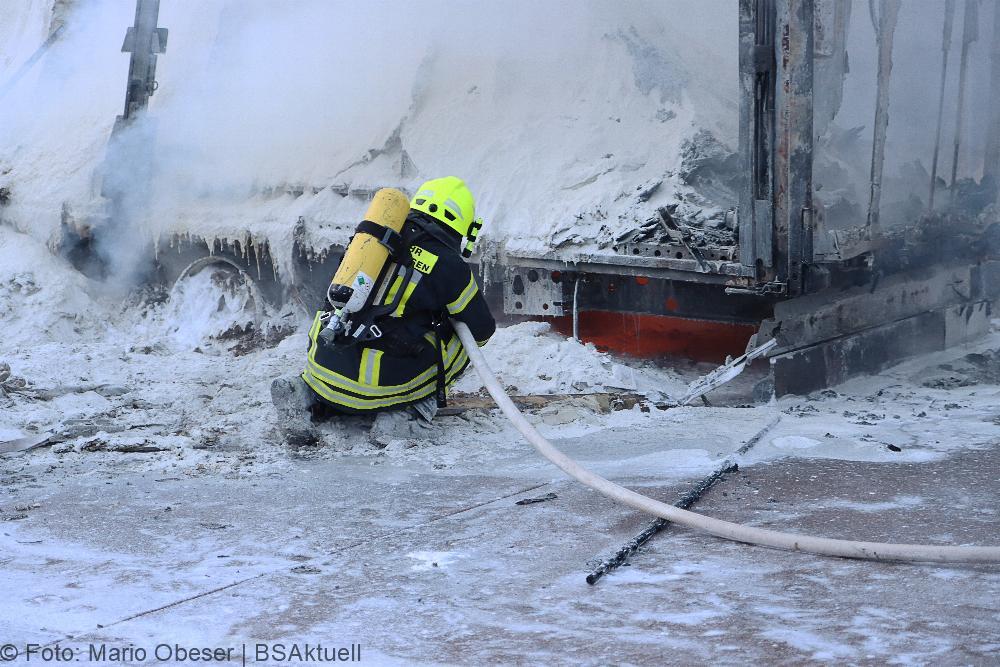 A8 Brand Sattelauflieger am 14.02.2022