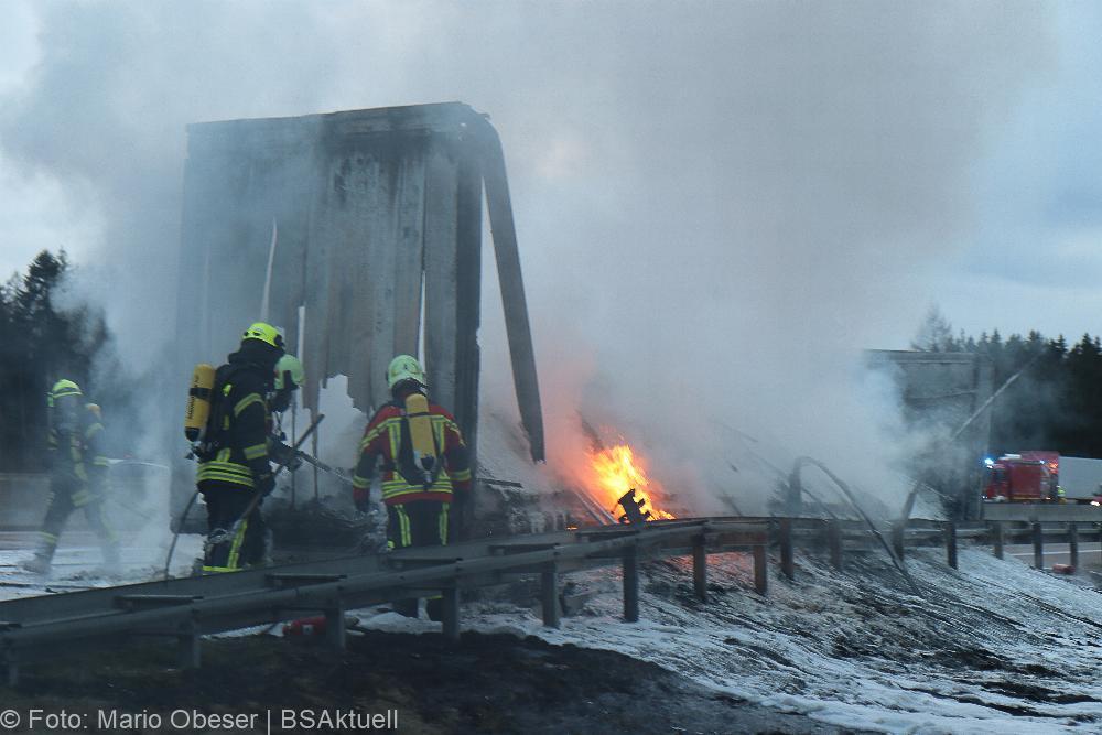 A8 Brand Sattelauflieger am 14.02.2022