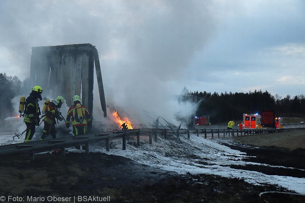 A8 Brand Sattelauflieger am 14.02.2022