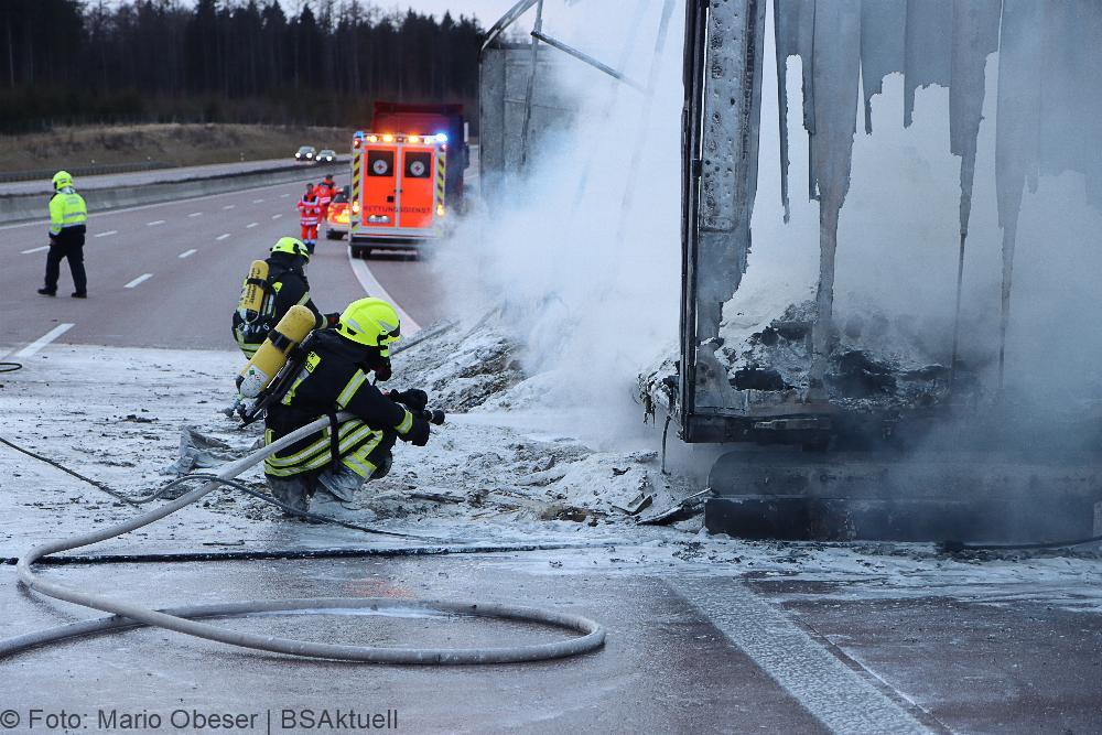 A8 Brand Sattelauflieger am 14.02.2022