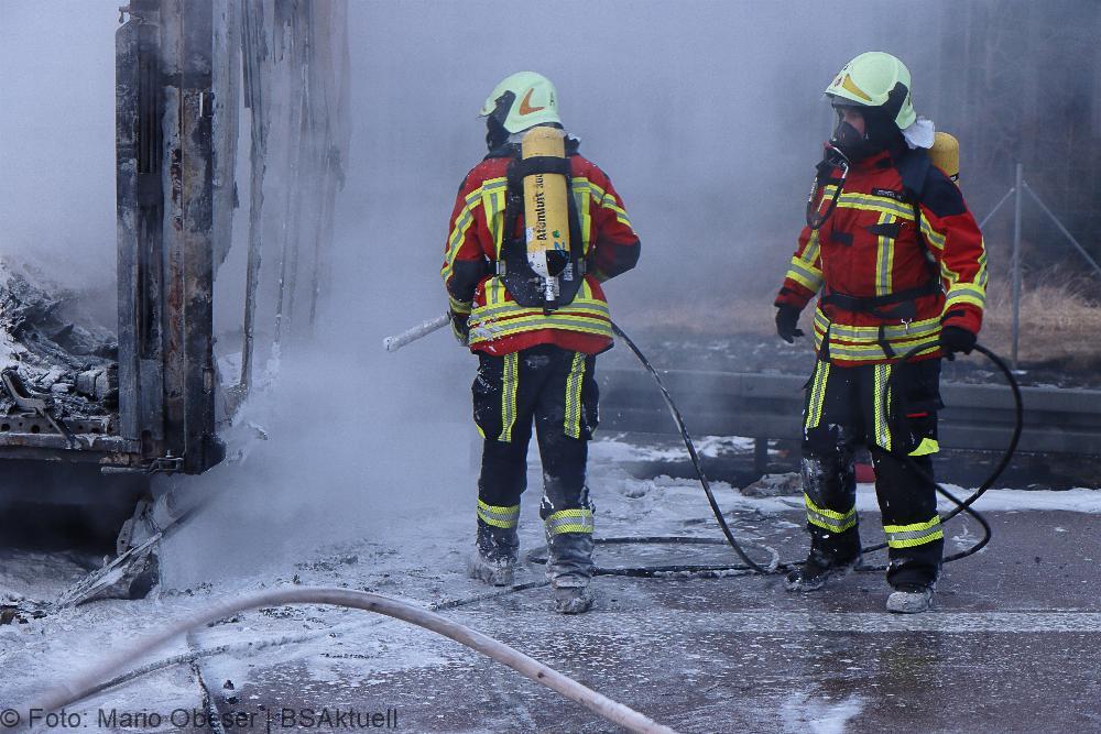A8 Brand Sattelauflieger am 14.02.2022