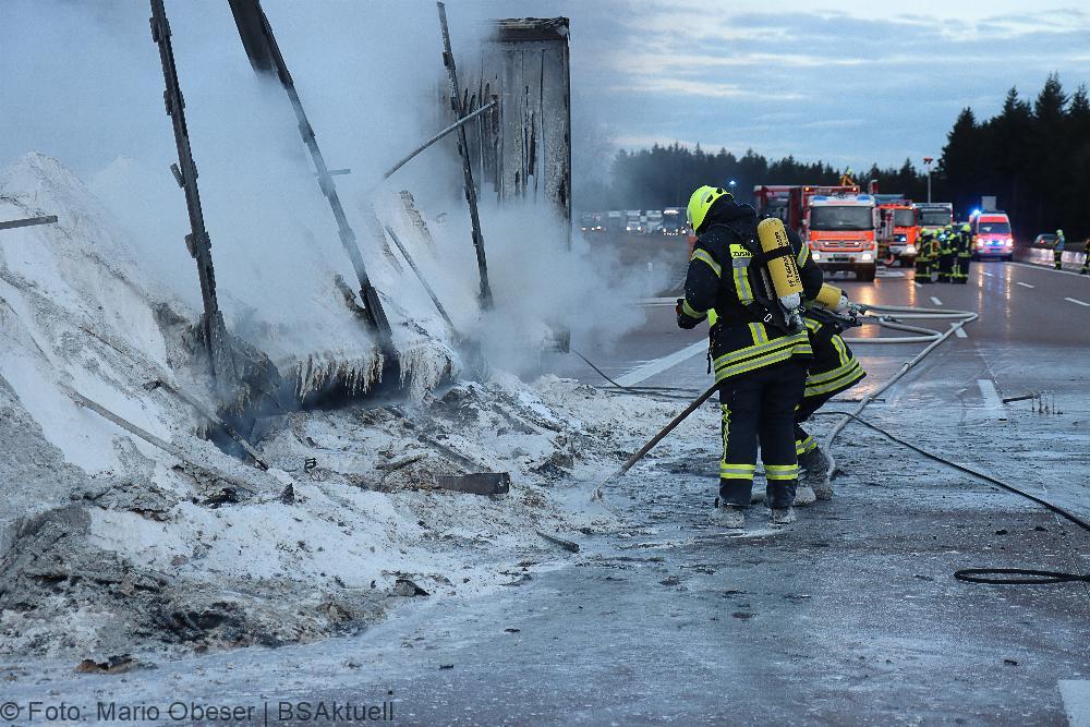 A8 Brand Sattelauflieger am 14.02.2022