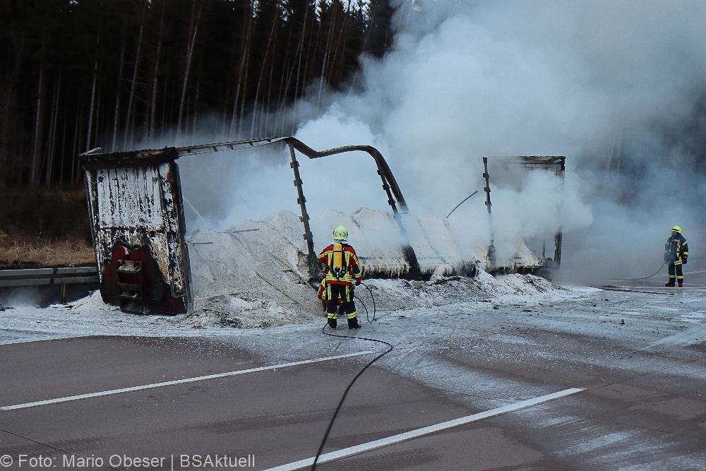 A8 Brand Sattelauflieger am 14.02.2022